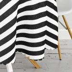 Beyaz Zemin Üzerinde Siyah Yatay Çizgili Gold Detaylı Kalp Desenli Yuvarlak Masa Örtüsü - Çap 140cm Realhomes