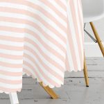 Beyaz Zemin Üzerinde Pembe Yatay Çizgili Gold Detaylı Hello Yazılı Yuvarlak Masa Örtüsü - Çap 140cm Realhomes