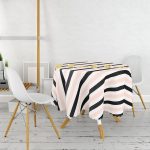 - MasaYuv-8245-Gorsel2 - Realhomes  Beyaz Zemin Üzerinde Renkli Yatay Çizgili Gold Detaylı Hello Yazılı Yuvarlak Masa Örtüsü - Çap 140cm Realhomes