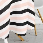 - MasaYuv-8245-Gorsel3 - Realhomes  Beyaz Zemin Üzerinde Renkli Yatay Çizgili Gold Detaylı Hello Yazılı Yuvarlak Masa Örtüsü - Çap 140cm Realhomes