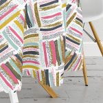 - MasaYuv-8253-Gorsel3 - Realhomes Beyaz Zemin Üzerinde Renkli Geometrik Desenli Dijital Baskılı Modern Yuvarlak Masa Örtüsü - Çap 140cm Realhomes