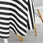 - MasaYuv-8262-Gorsel3 - Realhomes Beyaz Zemin Üzerinde Siyah Yatay Çizgili Gold Detaylı Kalp Desenli Yuvarlak Masa Örtüsü - Çap 140cm Realhomes