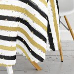 - MasaYuv-8263-Gorsel3 - Realhomes Beyaz Zemin Üzerinde Gold Detaylı Siyah Yatay Çizgili Yuvarlak Masa Örtüsü - Çap 140cm Realhomes