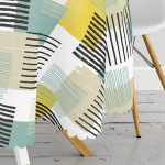 Beyaz Zemin Üzerinde Renkli Çizgili Geometrik Desenli Yuvarlak Masa Örtüsü - Çap 140cm Realhomes