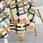 - MasaYuv-8277-Gorsel3 - Realhomes  Beyaz Zemin Üzerinde Renkli Geometrik Çizgili Dijital Baskılı Modern Yuvarlak Masa Örtüsü - Çap 140cm Realhomes