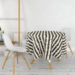 - MasaYuv-8282-Gorsel2 - Realhomes  Beyaz Zemin Üzerinde Siyah Çizgili Gold Detaylı Puantiyeli Yuvarlak Masa Örtüsü - Çap 140cm Realhomes