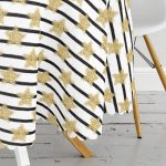 Beyaz Zemin Üzerinde Gold Detaylı Yıldız Desenli Modern Yuvarlak Masa Örtüsü - Çap 140cm Realhomes