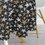 Siyah Zemin Üzerinde Gold Detaylı Beyaz Yıldız Desenli Yuvarlak Masa Örtüsü - Çap 140cm Realhomes