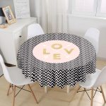 - MasaYuv-8301-Gorsel1 - Realhomes Siyah Zemin Üzerinde Geometrik Zigzag Desenli Love Yazılı Yuvarlak Masa Örtüsü - Çap 140cm Realhomes