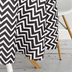 - MasaYuv-8301-Gorsel3 - Realhomes Siyah Zemin Üzerinde Geometrik Zigzag Desenli Love Yazılı Yuvarlak Masa Örtüsü - Çap 140cm Realhomes