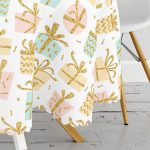 - MasaYuv-8316-Gorsel3 - Realhomes  Beyaz Zemin Üzerinde Gold Detaylı Hediye Paketi Desenli Yuvarlak Masa Örtüsü - Çap 140cm Realhomes