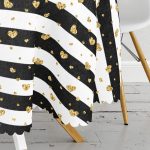 - MasaYuv-8325-Gorsel3 - Realhomes Beyaz Zemin Üzerinde Gold Detaylı Kalp Desenli Modern Yuvarlak Masa Örtüsü - Çap 140cm Realhomes