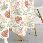 Beyaz Zemin Üzerinde Sonbahar Yapraklı Kozalak Desenli Yuvarlak Masa Örtüsü - Çap 140cm Realhomes