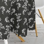 - MasaYuv-8363-Gorsel3 - Realhomes  Siyah Zeminli Beyaz Çiçek Desenli Dijital Baskılı Modern Yuvarlak Masa Örtüsü - Çap 140cm Realhomes