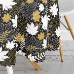 - MasaYuv-8453-Gorsel3 - Realhomes Siyah Zemin Üzerinde Gold Detaylı Yaprak Desenli Modern Yuvarlak Masa Örtüsü - Çap 140cm Realhomes