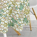 Beyaz Zemin Üzerinde Yeşil Puantiyeli Yaprak Desenli Yuvarlak Masa Örtüsü - Çap 140cm Realhomes