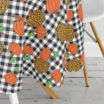 Siyah Beyaz Ekose Üzerinde Renkli Balkabağı Desenli Yuvarlak Masa Örtüsü - Çap 140cm Realhomes