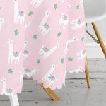 - MasaYuv-8861-Gorsel3 - Realhomes Renkli Zeminli Sevimli Zurafa Desenli Dijital Baskılı Modern Yuvarlak Masa Örtüsü - Çap 140cm Realhomes