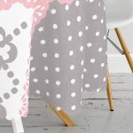 Gri Zemin Puantiyeli Gül Tasarımlı Yuvarlak Masa Örtüsü - Çap 140cm Realhomes