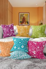 - Rh-K7liset477-Gorsel1 - Realhomes  7'li Rengarenk Zemin Çiçek Motifli Dijital Baskılı Kırlent Kılıfı Seti Realhomes