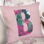 - Rh-K9415-Gorsel2 - Realhomes Pembe Zemin Tropik Yapraklı B Harfi Özel Tasarım Dijital Baskılı Yastık Kırlent Kılıfı Realhomes