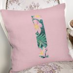 Pembe Zemin Tropik Yapraklı I Harfi Özel Tasarım Dijital Baskılı Yastık Kırlent Kılıfı Realhomes