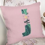 Pembe Zemin Tropik Yapraklı J Harfi Özel Tasarım Dijital Baskılı Yastık Kırlent Kılıfı Realhomes