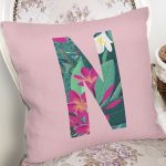 - Rh-K9428-Gorsel2 - Realhomes Pembe Zemin Tropik Yapraklı N Harfi Özel Tasarım Dijital Baskılı Yastık Kırlent Kılıfı Realhomes