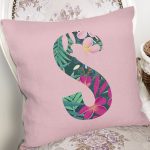 - Rh-K9433-Gorsel2 - Realhomes Pembe Zemin Tropik Yapraklı S Harfi Özel Tasarım Dijital Baskılı Yastık Kırlent Kılıfı Realhomes