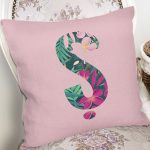 Pembe Zemin Tropik Yapraklı Ş Harfi Özel Tasarım Dijital Baskılı Yastık Kırlent Kılıfı Realhomes