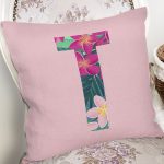 - Rh-K9435-Gorsel2 - Realhomes Pembe Zemin Tropik Yapraklı T Harfi Özel Tasarım Dijital Baskılı Yastık Kırlent Kılıfı Realhomes