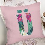 Pembe Zemin Tropik Yapraklı Ü Harfi Özel Tasarım Dijital Baskılı Yastık Kırlent Kılıfı Realhomes