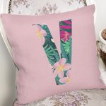 - Rh-K9438-Gorsel2 - Realhomes Pembe Zemin Tropik Yapraklı V Harfi Özel Tasarım Dijital Baskılı Yastık Kırlent Kılıfı Realhomes