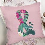 - Rh-K9443-Gorsel2 - Realhomes Pembe Zemin Tropik Yapraklı & Harfi Özel Tasarım Dijital Baskılı Yastık Kırlent Kılıfı Realhomes