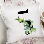 - Rh-K9449-Gorsel2 - Realhomes Beyaz Zemin Yaprak Motifli Siyah 5 Rakamı Özel Tasarım Dijital Baskılı Yastık Kırlent Kılıfı Realhomes