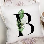 - Rh-K9455-Gorsel2 - Realhomes Beyaz Zemin Yaprak Motifli Siyah B Harfi Özel Tasarım Dijital Baskılı Yastık Kırlent Kılıfı Realhomes