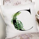 - Rh-K9456-Gorsel2 - Realhomes Beyaz Zemin Yaprak Motifli Siyah C Harfi Özel Tasarım Dijital Baskılı Yastık Kırlent Kılıfı Realhomes