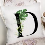 - Rh-K9458-Gorsel2 - Realhomes Beyaz Zemin Yaprak Motifli Siyah D Harfi Özel Tasarım Dijital Baskılı Yastık Kırlent Kılıfı Realhomes