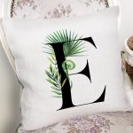 - Rh-K9459-Gorsel2 - Realhomes Beyaz Zemin Yaprak Motifli Siyah E Harfi Özel Tasarım Dijital Baskılı Yastık Kırlent Kılıfı Realhomes
