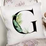 - Rh-K9461-Gorsel2 - Realhomes Beyaz Zemin Yaprak Motifli Siyah G Harfi Özel Tasarım Dijital Baskılı Yastık Kırlent Kılıfı Realhomes