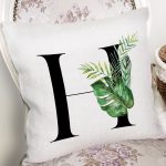 - Rh-K9462-Gorsel2 - Realhomes Beyaz Zemin Yaprak Motifli Siyah H Harfi Özel Tasarım Dijital Baskılı Yastık Kırlent Kılıfı Realhomes