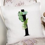 - Rh-K9463-Gorsel2 - Realhomes Beyaz Zemin Yaprak Motifli Siyah İ Harfi Özel Tasarım Dijital Baskılı Yastık Kırlent Kılıfı Realhomes