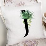 - Rh-K9465-Gorsel2 - Realhomes Beyaz Zemin Yaprak Motifli Siyah J Harfi Özel Tasarım Dijital Baskılı Yastık Kırlent Kılıfı Realhomes