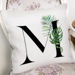 - Rh-K9468-Gorsel2 - Realhomes Beyaz Zemin Yaprak Motifli Siyah M Harfi Özel Tasarım Dijital Baskılı Yastık Kırlent Kılıfı Realhomes