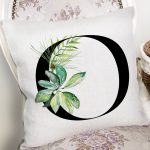 - Rh-K9470-Gorsel2 - Realhomes Beyaz Zemin Yaprak Motifli Siyah O Harfi Özel Tasarım Dijital Baskılı Yastık Kırlent Kılıfı Realhomes