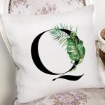 - Rh-K9473-Gorsel2 - Realhomes Beyaz Zemin Yaprak Motifli Siyah Q Harfi Özel Tasarım Dijital Baskılı Yastık Kırlent Kılıfı Realhomes