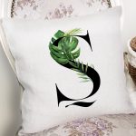 - Rh-K9476-Gorsel2 - Realhomes Beyaz Zemin Yaprak Motifli Siyah Ş Harfi Özel Tasarım Dijital Baskılı Yastık Kırlent Kılıfı Realhomes