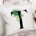 - Rh-K9477-Gorsel2 - Realhomes Beyaz Zemin Yaprak Motifli Siyah T Harfi Özel Tasarım Dijital Baskılı Yastık Kırlent Kılıfı Realhomes