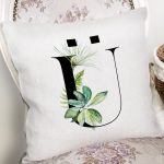 - Rh-K9479-Gorsel2 - Realhomes Beyaz Zemin Yaprak Motifli Siyah Ü Harfi Özel Tasarım Dijital Baskılı Yastık Kırlent Kılıfı Realhomes