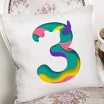 - Rh-K9489-Gorsel2 - Realhomes Beyaz Zemin Renkli 3 Rakamlı Özel Tasarım Dijital Baskılı Yastık Kırlent Kılıfı Realhomes